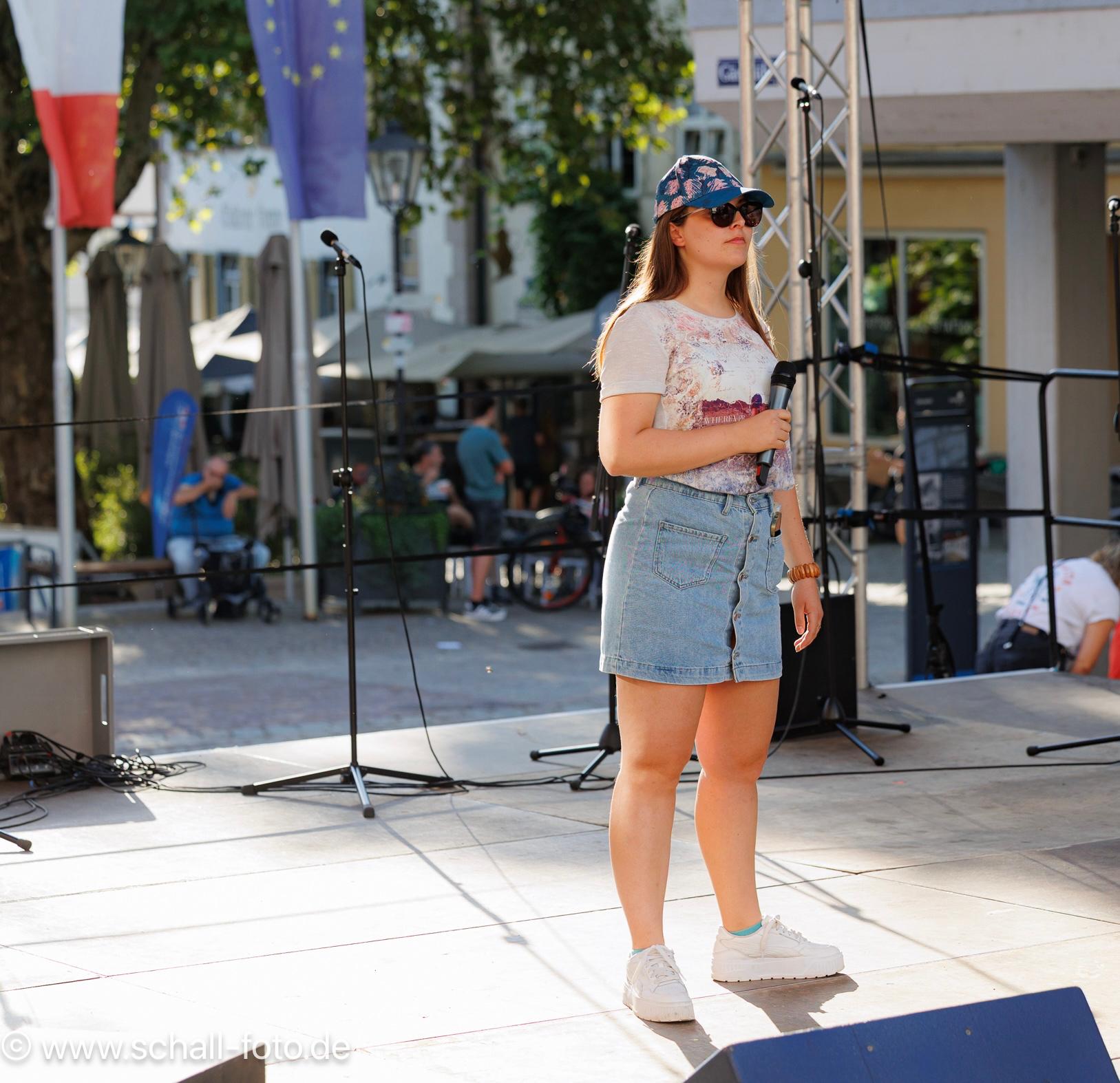 Sängerin bei einem Stadtfest unter freiem Himmel in Süddeutschland