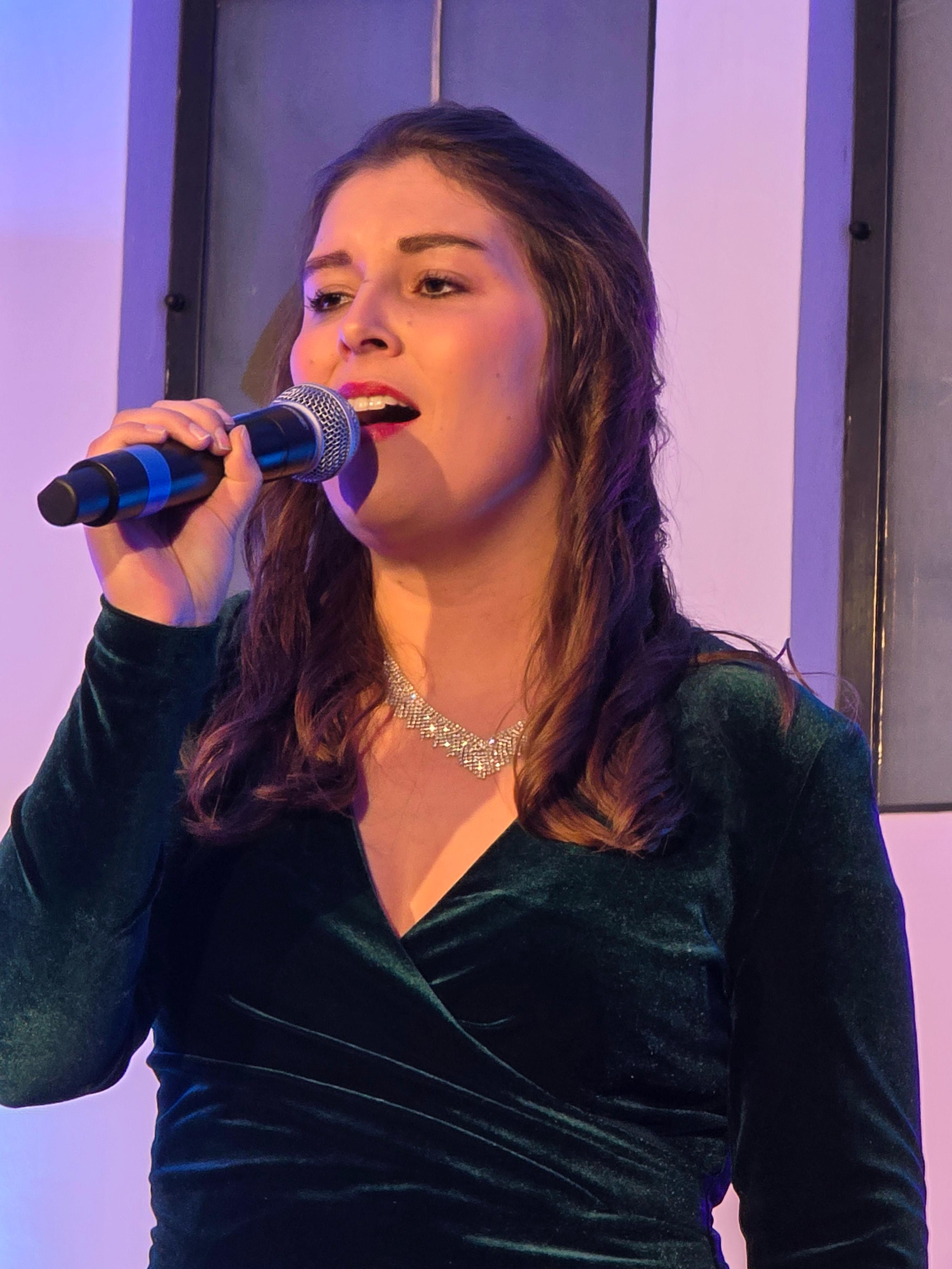 Hannah – Sängerin aus Ulm beim Gesang